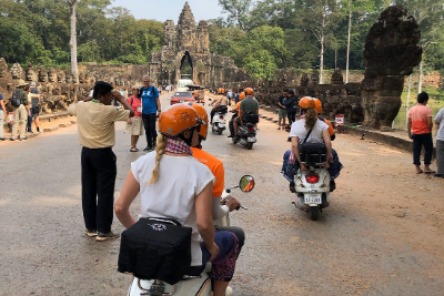 Siem Reap: Evening Foodie Vespa Tour